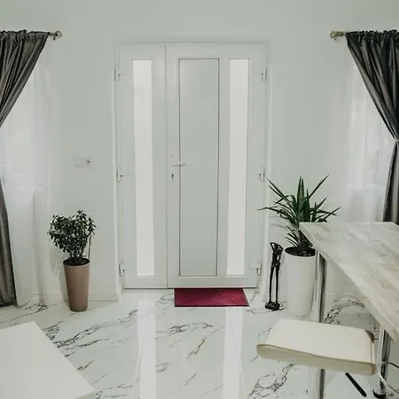 D&d Apartment's Delightful With Parking!